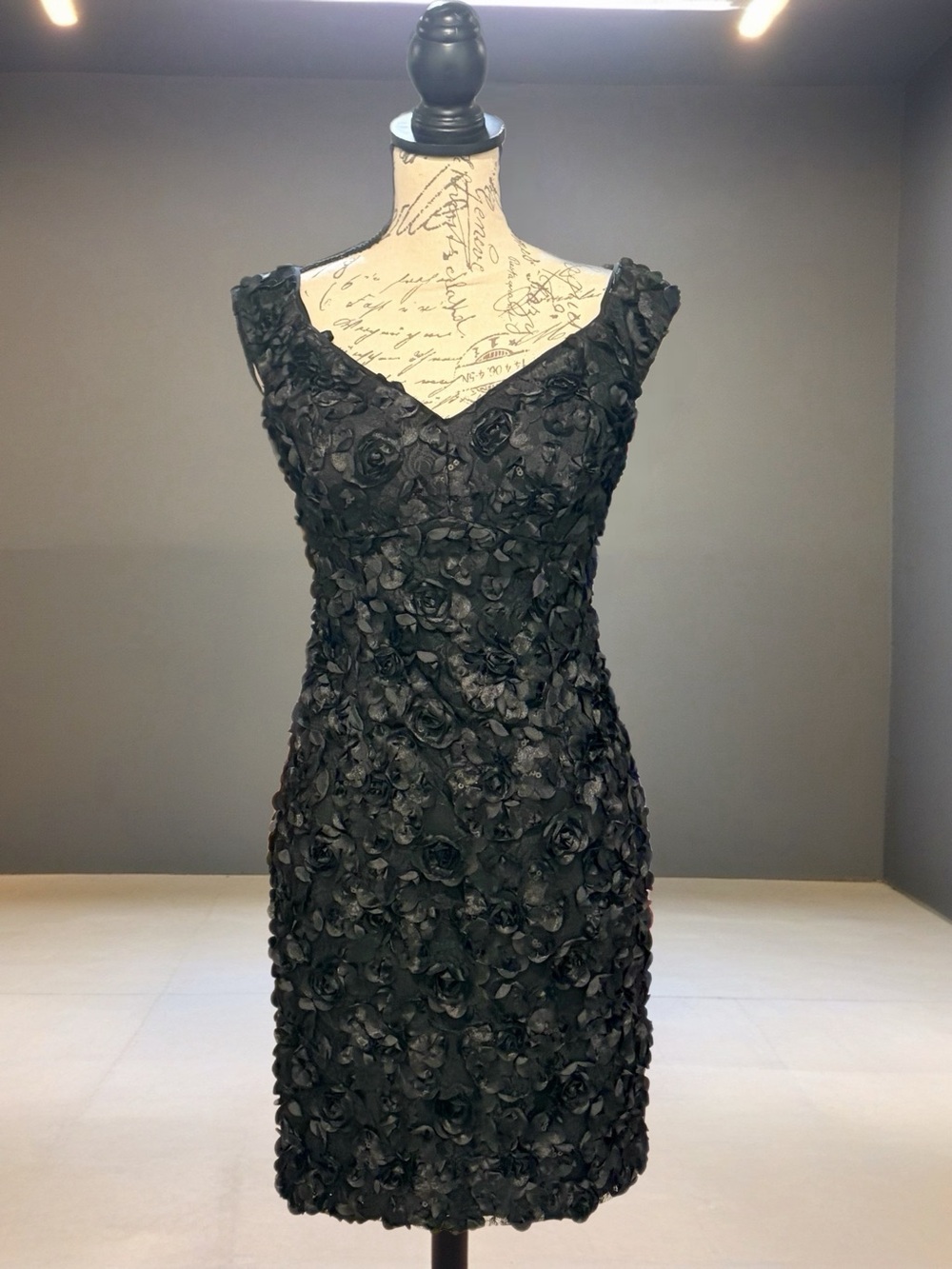 Aidan Mattox Black 3D Rosette Lace V-Neck Cocktail Dress Size 4